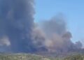 El violento incendio en Soneja obliga a evacuar por completo el municipio de Azuébar tras calcinar el terreno a gran velocidad