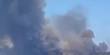 El violento incendio en Soneja obliga a evacuar por completo el municipio de Azuébar tras calcinar el terreno a gran velocidad
