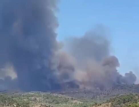 El violento incendio en Soneja obliga a evacuar por completo el municipio de Azuébar tras calcinar el terreno a gran velocidad