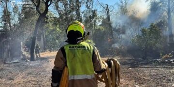 Un dispositivo de emergencias se despliega en Cheste tras declararse un incendio forestal
