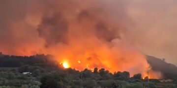 El fuego fuera de control en La Vall d'Uixó obliga a evacuar el municipio de Chóvar