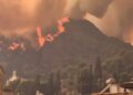 El incendio forestal de La Vall d'Uixó desaloja urbanizaciones y confina a Artana, Vilavella y La Vall d'Uixó