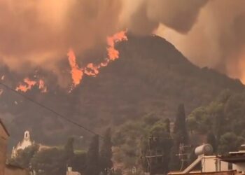 El incendio forestal de La Vall d'Uixó desaloja urbanizaciones y confina a Artana, Vilavella y La Vall d'Uixó