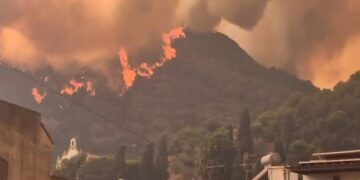 El incendio forestal de La Vall d'Uixó desaloja urbanizaciones y confina a Artana, Vilavella y La Vall d'Uixó