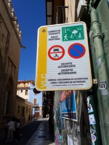 Impunidad sobre adoquines: la Lonja de la Seda sufre el aparcamiento ilegal ante la indiferencia política en Valencia 2 Impunidad sobre adoquines la Lonja de la Seda sufre el aparcamiento ilegal ante la indiferencia política en Valencia