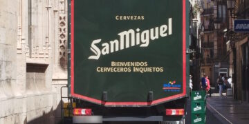Impunidad sobre adoquines la Lonja de la Seda sufre el aparcamiento ilegal ante la indiferencia política en Valencia