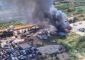 Un incendio en un desguace de El Verger provoca una gran columna de humo y obliga a pedir el confinamiento preventivo de la zona costera