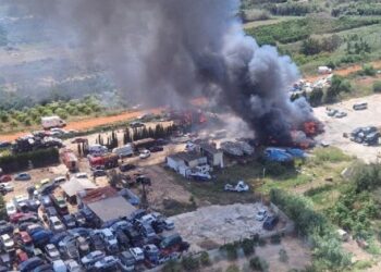 Un incendio en un desguace de El Verger provoca una gran columna de humo y obliga a pedir el confinamiento preventivo de la zona costera