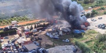 Un incendio en un desguace de El Verger provoca una gran columna de humo y obliga a pedir el confinamiento preventivo de la zona costera