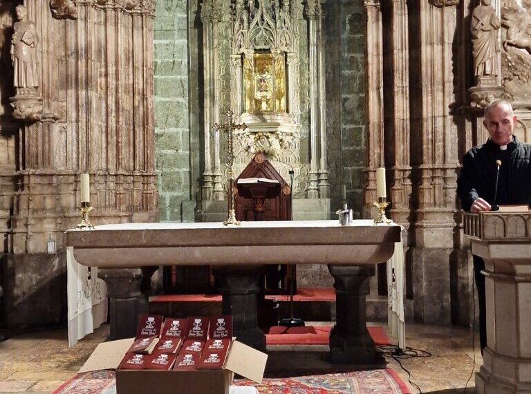 El Ayuntamiento de Valéncia impulsa una nueva edición de los Workshops "Valencia y El Camino del Santo Grial" 1 La Capilla del Santo Caliz acoge la presentacion oficial y bendicion de las Credenciales de Peregrinacion de El Camino del Santo Grial 4 Mediana rotated 1