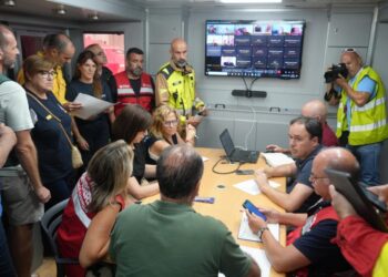 La Generalitat mantiene el confinamiento y las evacuaciones por el incendio de la Vall dUixo que ya ha arrasado unas 6.500 hectareas 1