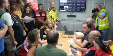 La Generalitat mantiene el confinamiento y las evacuaciones por el incendio de la Vall dUixo que ya ha arrasado unas 6.500 hectareas 1