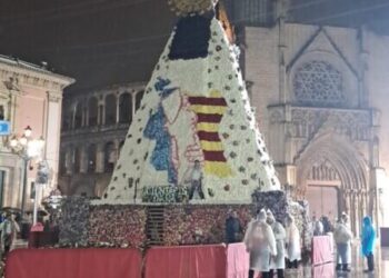 La Ofrenda de las Fallas rinde homenaje a las victimas de la dana con el manto de la Geperudeta 5 scaled 1