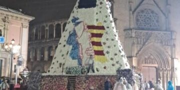 La Ofrenda de las Fallas rinde homenaje a las victimas de la dana con el manto de la Geperudeta 5 scaled 1