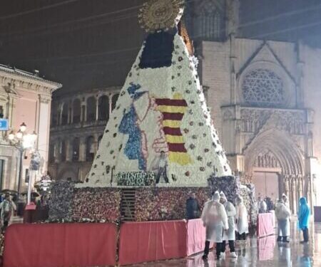 La Junta Central Fallera llevará a votación ampliar la Ofrenda a un tercer día por el crecimiento del censo fallero 1 La Ofrenda de las Fallas rinde homenaje a las victimas de la dana con el manto de la Geperudeta 5 scaled 1