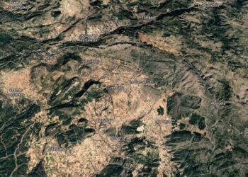 Un incendio forestal moviliza a los servicios de emergencia en la pedanía valenciana de Cuevarruz