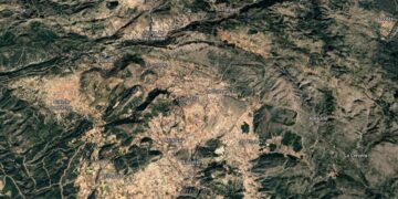 Un incendio forestal moviliza a los servicios de emergencia en la pedanía valenciana de Cuevarruz