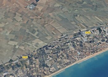 Un incendio de vegetación en el Mareny Blau de Sueca moviliza a los medios aéreos y terrestres
