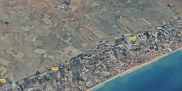 Un incendio de vegetación en el Mareny Blau de Sueca moviliza a los medios aéreos y terrestres