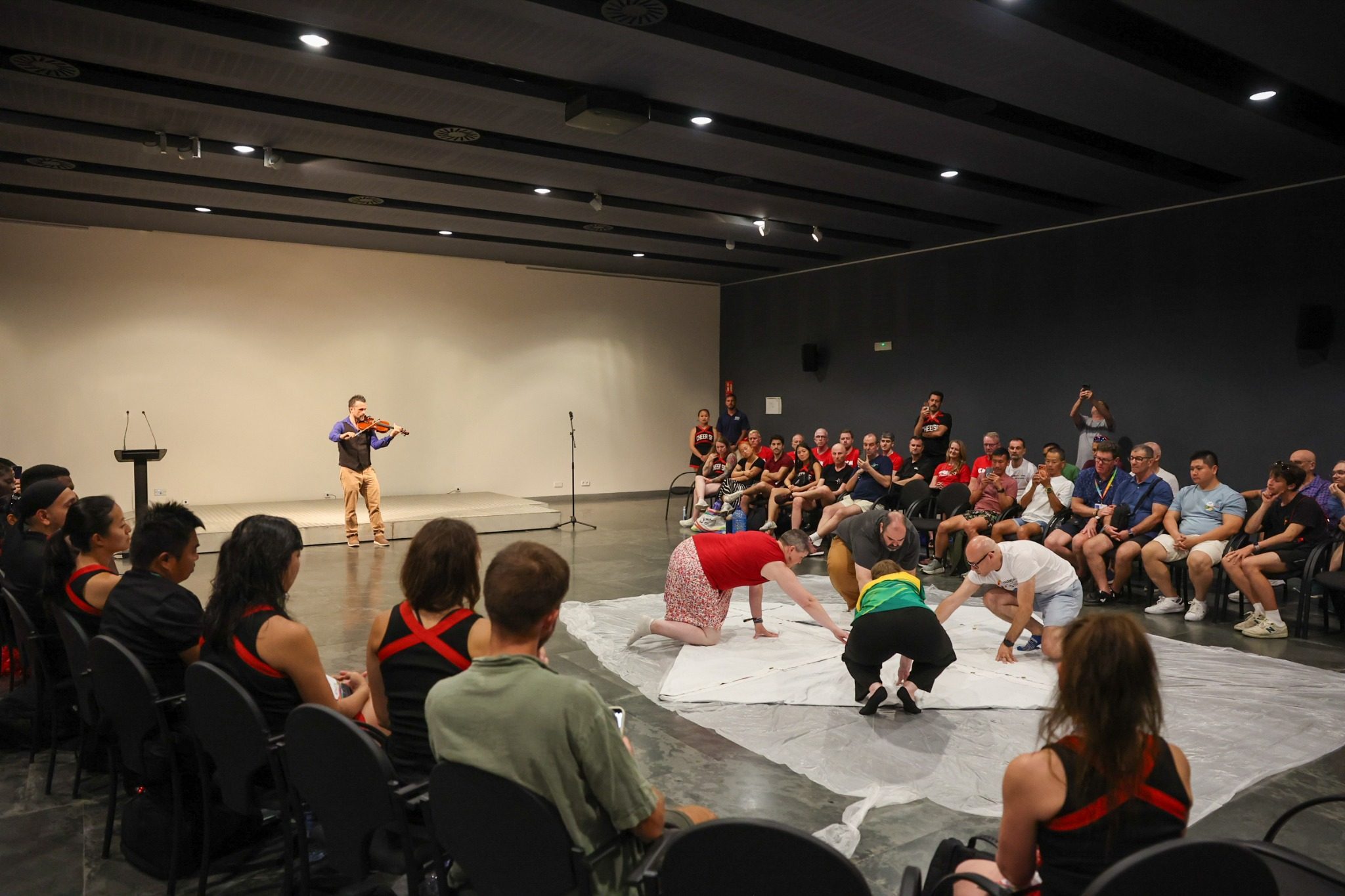 Valencia dota de identidad propia a los Gay Games con un emotivo y tradicional 'Memorial Moment' en el MuVIM 3 MemorialMomentMuVim 1julio 4