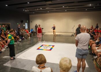 Valencia dota de identidad propia a los Gay Games con un emotivo y tradicional 'Memorial Moment' en el MuVIM