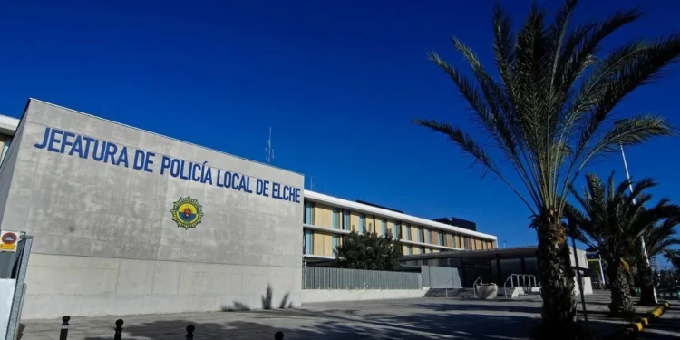 Detenido un hombre de 68 años por presuntos tocamientos a varias menores en una piscina municipal de Elche 1 Policia Local dElx