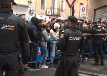 Por que Espana multa a inmigrantes sin papeles pero les permite regularizarse