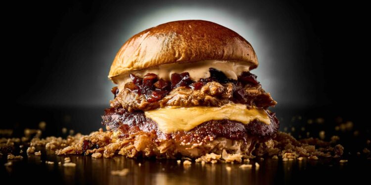 Mestalla apuesta por la hamburguesa Dalú Burger en su carrera hacia la “Mejor smash burger de España” 1 TBC LEGEND WINNER scaled 1