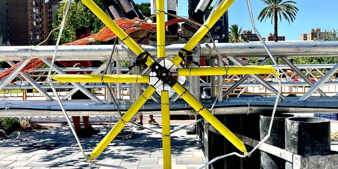 Vulcanum el espectaculo que transformo el cielo de Valencia con una gigantesca estructura suspendida a 25 metros de altura 3