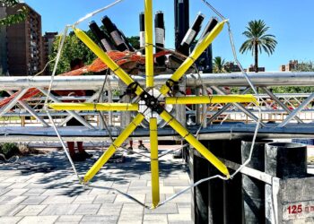 "Vulcanum": el espectáculo que transformó el cielo de Valencia con una gigantesca estructura suspendida a 25 metros de altura 14 Vulcanum el espectaculo que transformo el cielo de Valencia con una gigantesca estructura suspendida a 25 metros de altura 3
