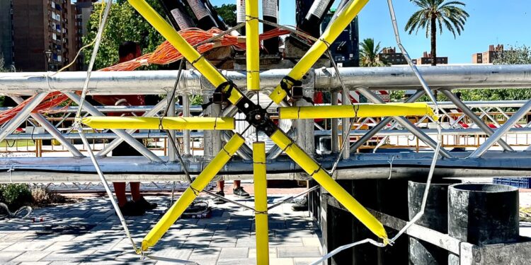 "Vulcanum": el espectáculo que transformó el cielo de Valencia con una gigantesca estructura suspendida a 25 metros de altura 1 Vulcanum el espectaculo que transformo el cielo de Valencia con una gigantesca estructura suspendida a 25 metros de altura 3