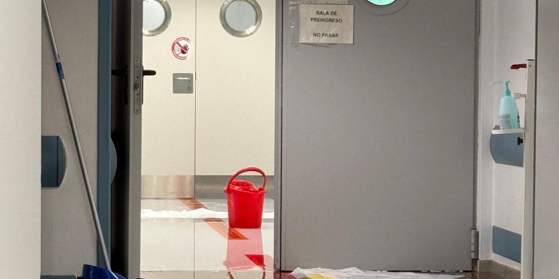 Goteras en Urgencias del Hospital Clínic en plena ola de calor: los trabajadores denuncian el colapso de las instalaciones