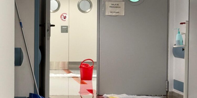Goteras en Urgencias del Hospital Clínic en plena ola de calor: los trabajadores denuncian el colapso de las instalaciones 1 Goteras en Urgencias del Hospital Clínic en plena ola de calor: los trabajadores denuncian el colapso de las instalaciones