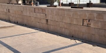 La plaza cuna de la Ciudad de Valencia se cae a pedazos por la desidia institucional