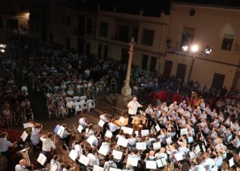 La música y el orgullo colectivo inundan las Fiestas Patronales de Torrent con el concierto 'Torrent a Dos Bandes'