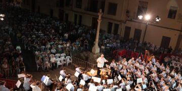 La música y el orgullo colectivo inundan las Fiestas Patronales de Torrent con el concierto 'Torrent a Dos Bandes'