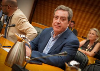 El PP tumba los recortes a la catalanista AVL y Vox se conforma a cambio de introducir la prioridad nacional