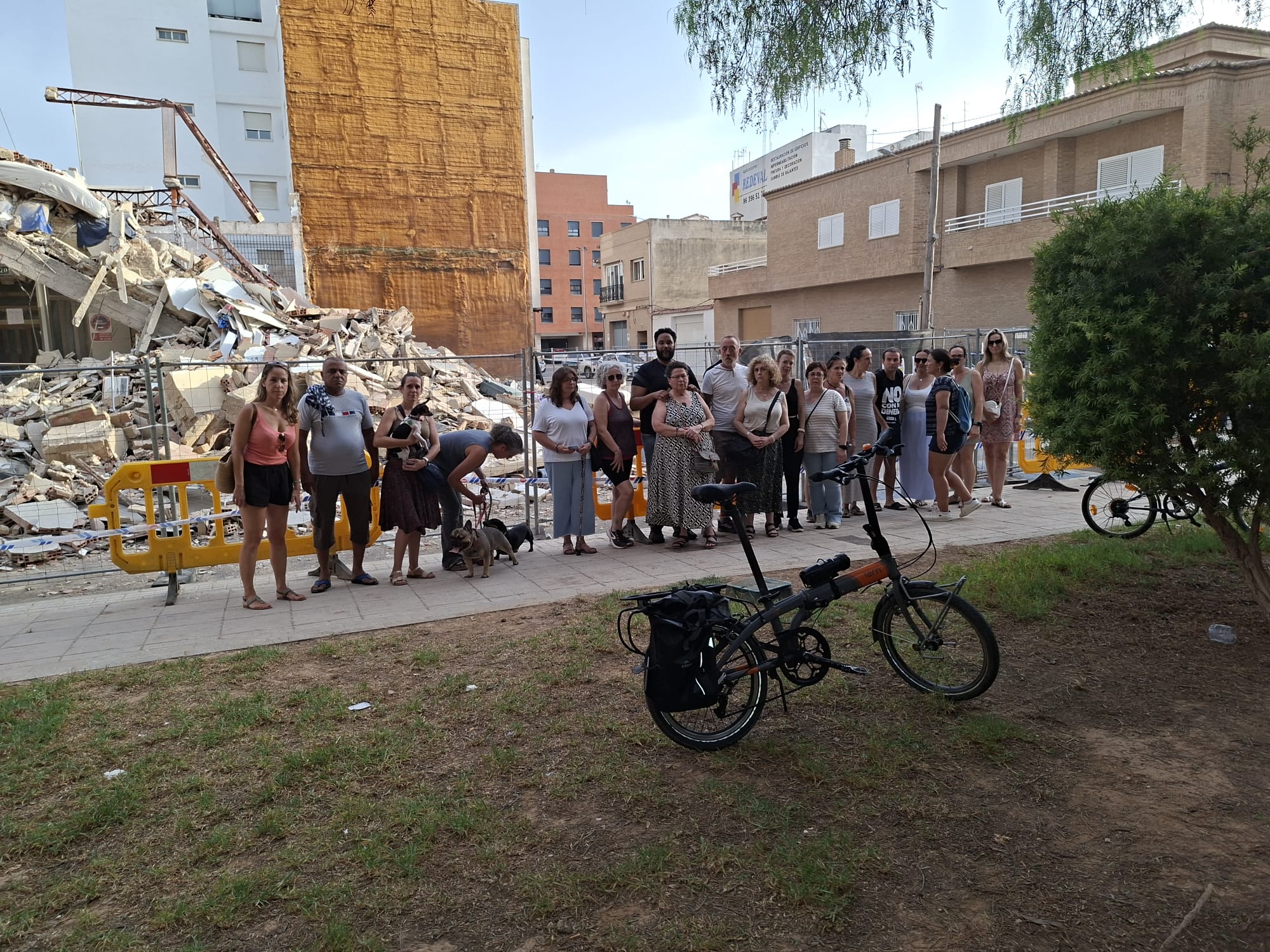Vecinos y colectivos animalistas se concentran en Benetússer para exigir el rescate de varias mascotas atrapadas en el edificio derrumbado 4 WhatsApp Image 2026 07 17 at 20.11.311