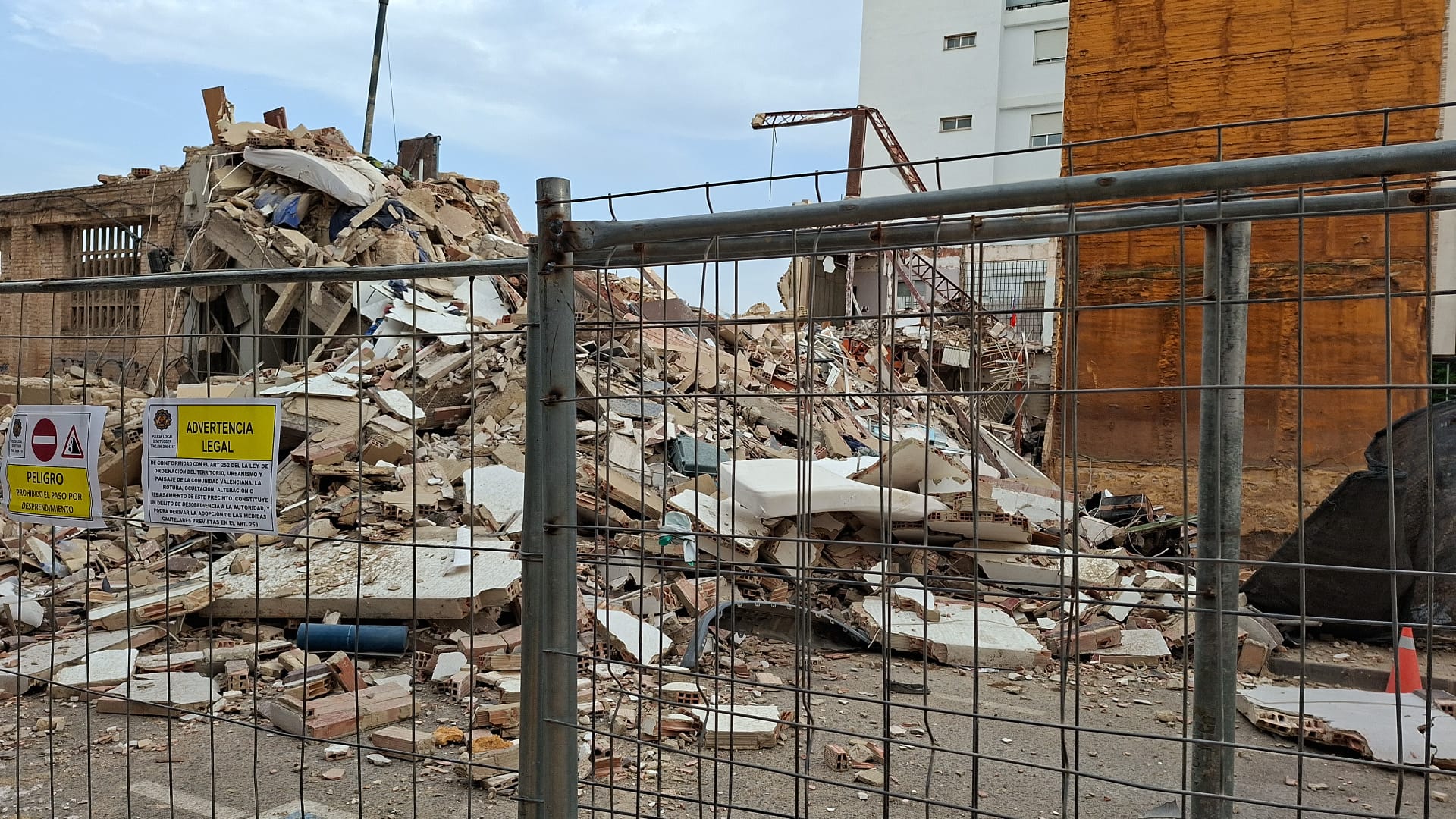 Vecinos y colectivos animalistas se concentran en Benetússer para exigir el rescate de varias mascotas atrapadas en el edificio derrumbado 3 WhatsApp Image 2026 07 17 at 20.11.32