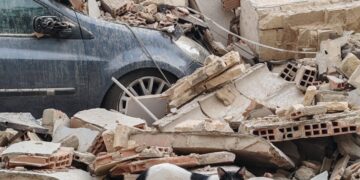 Vecinos y colectivos animalistas se concentran en Benetússer para exigir el rescate de varias mascotas atrapadas en el edificio derrumbado