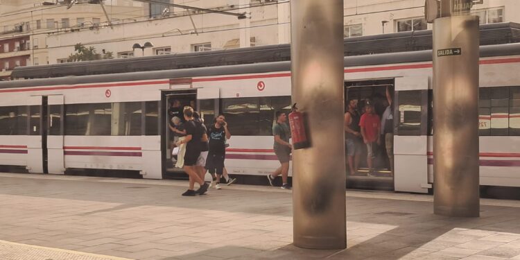Viajar en Cercanías Valencia: Una Odisea a 40 Grados en los "Trenes Borregueros" del Estado