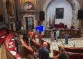 La concejal socialista Dolors López, trasladada al hospital tras sufrir una aparatosa caída durante el Pleno