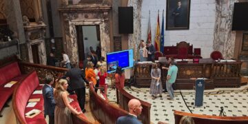 La concejal socialista Dolors López, trasladada al hospital tras sufrir una aparatosa caída durante el Pleno
