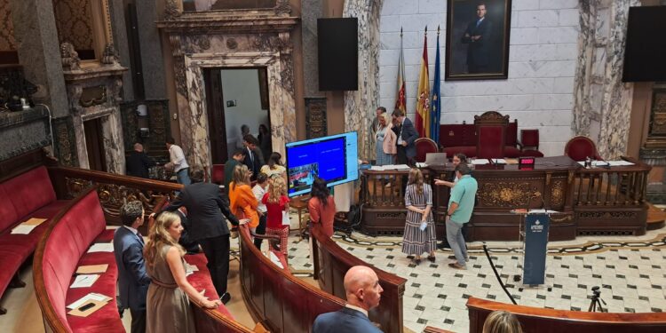 La concejal socialista Dolors López, trasladada al hospital tras sufrir una aparatosa caída durante el Pleno 1 La concejal socialista Dolors López, trasladada al hospital tras sufrir una aparatosa caída durante el Pleno