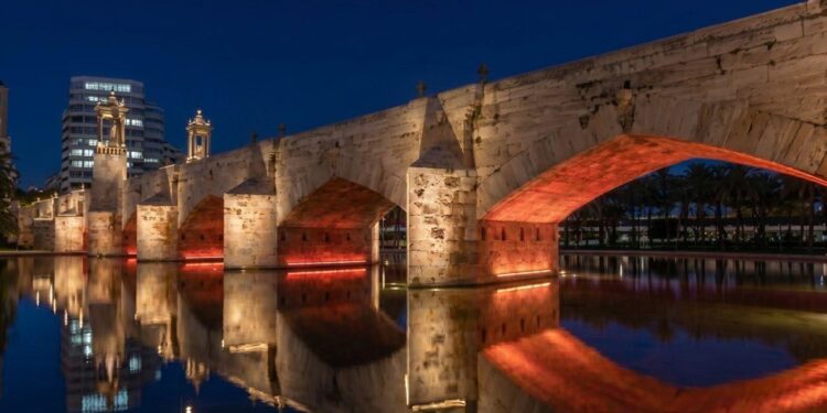 El Ayuntamiento de Valencia y la Fundación Trinidad Alfonso se alían para iluminar los 17 puentes del Jardí del Túria 1 El Ayuntamiento de Valencia y la Fundación Trinidad Alfonso se alían para iluminar los 17 puentes del Jardí del Túria