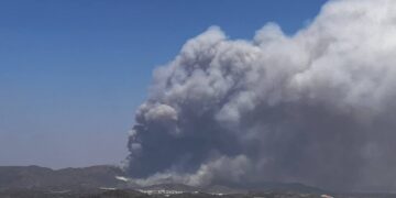 Emergencias ordena el confinamiento de La Vilavella por la proximidad del incendio de La Vall d'Uixó