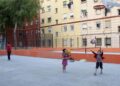 València pone en marcha el mayor plan de su historia para renovar más de 20 instalaciones deportivas de barrio en la zona norte El Ayuntamiento de València ha dado un paso decisivo en la modernización de su red de deporte de proximidad con la adjudicación del contrato para redactar el proyecto de remodelación de las instalaciones deportivas elementales (IDEs) de la zona norte de la ciudad. La medida busca transformar estos recintos de acceso libre y gratuito en espacios más seguros, modernos y adaptados a las exigencias de los vecinos. Se trata del inicio de una estrategia ambiciosa para toda la capital. Como ha destacado la concejala de Deportes, Rocío Gil, el consistorio pone en marcha «el mayor plan de recuperación y cuidado de las instalaciones deportivas elementales en la historia de nuestra ciudad». Gil ha detallado además que esta primera fase se focaliza en los distritos del norte para, progresivamente, extender la rehabilitación a toda la red municipal. Un consenso político impulsado por la ciudadanía El respaldo institucional a esta iniciativa es total. El impulso definitivo se produjo el pasado mes de julio, cuando la Comisión de Bienestar Social aprobó por unanimidad dar continuidad al trabajo de la Fundación Deportiva Municipal (FDM). La meta: actualizar una red de recintos que utilizan diariamente miles de personas. Los distritos beneficiados en este primer paquete de actuaciones son Campanar, La Saïdia, Algirós, Benimaclet, Rascanya, Pobles del Nord y Pobles de l'Oest. Entre los espacios concretos sobre los que se va a intervenir figuran los siguientes: Distritos urbanos: Campanar, Les Tendetes, Sant Pau, Skate Río, Sant Antoni, Ciutat Jardí, La Carrasca, L'Amistat, L'Illa Perduda, Benimaclet, Sant Llorenç y Torrefiel. Pedanías y entornos específicos: Borbotó, Carpesa, Massarrojos, Beniferri, Benimàmet y su conocido Pumptrack. Claves del deporte al aire libre en València Las instalaciones deportivas elementales son el pilar del deporte urbano y cotidiano. Actualmente, la ciudad cuenta con más de 70 espacios de este tipo, abiertos los siete días de la semana con un amplio horario para la práctica gratuita de disciplinas como fútbol sala, baloncesto, voleibol, tenis de mesa, calistenia, skate o minibaloncesto. La necesidad de renovar estos recintos queda avalada por los datos. En 2025, el Ayuntamiento encargó a la Universitat de València un estudio sobre el uso y satisfacción de estos espacios cuyos resultados fueron concluyentes: Preferencia por el exterior: El 45,3 % de los deportistas de la ciudad entrena principalmente al aire libre. Proximidad: La cercanía a casa es el motivo principal para acudir a una IDE. Alta frecuencia: Casi seis de cada diez usuarios utilizan estas pistas entre tres y cinco veces por semana. Con esta adjudicación, València reafirma su compromiso de vertebrar sus barrios a través de infraestructuras públicas de calidad que fomenten la convivencia, la actividad física y los hábitos de vida saludables.