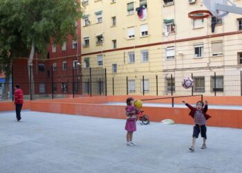 València pone en marcha el mayor plan de su historia para renovar más de 20 instalaciones deportivas de barrio en la zona norte El Ayuntamiento de València ha dado un paso decisivo en la modernización de su red de deporte de proximidad con la adjudicación del contrato para redactar el proyecto de remodelación de las instalaciones deportivas elementales (IDEs) de la zona norte de la ciudad. La medida busca transformar estos recintos de acceso libre y gratuito en espacios más seguros, modernos y adaptados a las exigencias de los vecinos. Se trata del inicio de una estrategia ambiciosa para toda la capital. Como ha destacado la concejala de Deportes, Rocío Gil, el consistorio pone en marcha «el mayor plan de recuperación y cuidado de las instalaciones deportivas elementales en la historia de nuestra ciudad». Gil ha detallado además que esta primera fase se focaliza en los distritos del norte para, progresivamente, extender la rehabilitación a toda la red municipal. Un consenso político impulsado por la ciudadanía El respaldo institucional a esta iniciativa es total. El impulso definitivo se produjo el pasado mes de julio, cuando la Comisión de Bienestar Social aprobó por unanimidad dar continuidad al trabajo de la Fundación Deportiva Municipal (FDM). La meta: actualizar una red de recintos que utilizan diariamente miles de personas. Los distritos beneficiados en este primer paquete de actuaciones son Campanar, La Saïdia, Algirós, Benimaclet, Rascanya, Pobles del Nord y Pobles de l'Oest. Entre los espacios concretos sobre los que se va a intervenir figuran los siguientes: Distritos urbanos: Campanar, Les Tendetes, Sant Pau, Skate Río, Sant Antoni, Ciutat Jardí, La Carrasca, L'Amistat, L'Illa Perduda, Benimaclet, Sant Llorenç y Torrefiel. Pedanías y entornos específicos: Borbotó, Carpesa, Massarrojos, Beniferri, Benimàmet y su conocido Pumptrack. Claves del deporte al aire libre en València Las instalaciones deportivas elementales son el pilar del deporte urbano y cotidiano. Actualmente, la ciudad cuenta con más de 70 espacios de este tipo, abiertos los siete días de la semana con un amplio horario para la práctica gratuita de disciplinas como fútbol sala, baloncesto, voleibol, tenis de mesa, calistenia, skate o minibaloncesto. La necesidad de renovar estos recintos queda avalada por los datos. En 2025, el Ayuntamiento encargó a la Universitat de València un estudio sobre el uso y satisfacción de estos espacios cuyos resultados fueron concluyentes: Preferencia por el exterior: El 45,3 % de los deportistas de la ciudad entrena principalmente al aire libre. Proximidad: La cercanía a casa es el motivo principal para acudir a una IDE. Alta frecuencia: Casi seis de cada diez usuarios utilizan estas pistas entre tres y cinco veces por semana. Con esta adjudicación, València reafirma su compromiso de vertebrar sus barrios a través de infraestructuras públicas de calidad que fomenten la convivencia, la actividad física y los hábitos de vida saludables.