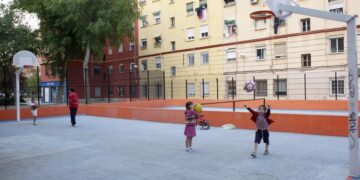 València pone en marcha el mayor plan de su historia para renovar más de 20 instalaciones deportivas de barrio en la zona norte El Ayuntamiento de València ha dado un paso decisivo en la modernización de su red de deporte de proximidad con la adjudicación del contrato para redactar el proyecto de remodelación de las instalaciones deportivas elementales (IDEs) de la zona norte de la ciudad. La medida busca transformar estos recintos de acceso libre y gratuito en espacios más seguros, modernos y adaptados a las exigencias de los vecinos. Se trata del inicio de una estrategia ambiciosa para toda la capital. Como ha destacado la concejala de Deportes, Rocío Gil, el consistorio pone en marcha «el mayor plan de recuperación y cuidado de las instalaciones deportivas elementales en la historia de nuestra ciudad». Gil ha detallado además que esta primera fase se focaliza en los distritos del norte para, progresivamente, extender la rehabilitación a toda la red municipal. Un consenso político impulsado por la ciudadanía El respaldo institucional a esta iniciativa es total. El impulso definitivo se produjo el pasado mes de julio, cuando la Comisión de Bienestar Social aprobó por unanimidad dar continuidad al trabajo de la Fundación Deportiva Municipal (FDM). La meta: actualizar una red de recintos que utilizan diariamente miles de personas. Los distritos beneficiados en este primer paquete de actuaciones son Campanar, La Saïdia, Algirós, Benimaclet, Rascanya, Pobles del Nord y Pobles de l'Oest. Entre los espacios concretos sobre los que se va a intervenir figuran los siguientes: Distritos urbanos: Campanar, Les Tendetes, Sant Pau, Skate Río, Sant Antoni, Ciutat Jardí, La Carrasca, L'Amistat, L'Illa Perduda, Benimaclet, Sant Llorenç y Torrefiel. Pedanías y entornos específicos: Borbotó, Carpesa, Massarrojos, Beniferri, Benimàmet y su conocido Pumptrack. Claves del deporte al aire libre en València Las instalaciones deportivas elementales son el pilar del deporte urbano y cotidiano. Actualmente, la ciudad cuenta con más de 70 espacios de este tipo, abiertos los siete días de la semana con un amplio horario para la práctica gratuita de disciplinas como fútbol sala, baloncesto, voleibol, tenis de mesa, calistenia, skate o minibaloncesto. La necesidad de renovar estos recintos queda avalada por los datos. En 2025, el Ayuntamiento encargó a la Universitat de València un estudio sobre el uso y satisfacción de estos espacios cuyos resultados fueron concluyentes: Preferencia por el exterior: El 45,3 % de los deportistas de la ciudad entrena principalmente al aire libre. Proximidad: La cercanía a casa es el motivo principal para acudir a una IDE. Alta frecuencia: Casi seis de cada diez usuarios utilizan estas pistas entre tres y cinco veces por semana. Con esta adjudicación, València reafirma su compromiso de vertebrar sus barrios a través de infraestructuras públicas de calidad que fomenten la convivencia, la actividad física y los hábitos de vida saludables.