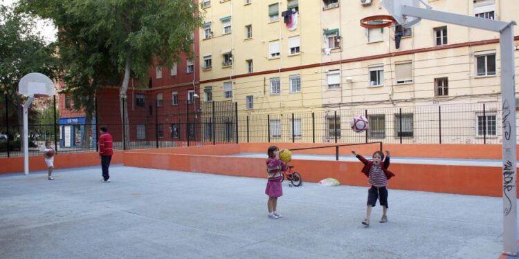 Valencia pone en marcha el mayor plan de su historia para renovar más de 20 instalaciones deportivas de barrio en la zona nort 1 València pone en marcha el mayor plan de su historia para renovar más de 20 instalaciones deportivas de barrio en la zona norte El Ayuntamiento de València ha dado un paso decisivo en la modernización de su red de deporte de proximidad con la adjudicación del contrato para redactar el proyecto de remodelación de las instalaciones deportivas elementales (IDEs) de la zona norte de la ciudad. La medida busca transformar estos recintos de acceso libre y gratuito en espacios más seguros, modernos y adaptados a las exigencias de los vecinos. Se trata del inicio de una estrategia ambiciosa para toda la capital. Como ha destacado la concejala de Deportes, Rocío Gil, el consistorio pone en marcha «el mayor plan de recuperación y cuidado de las instalaciones deportivas elementales en la historia de nuestra ciudad». Gil ha detallado además que esta primera fase se focaliza en los distritos del norte para, progresivamente, extender la rehabilitación a toda la red municipal. Un consenso político impulsado por la ciudadanía El respaldo institucional a esta iniciativa es total. El impulso definitivo se produjo el pasado mes de julio, cuando la Comisión de Bienestar Social aprobó por unanimidad dar continuidad al trabajo de la Fundación Deportiva Municipal (FDM). La meta: actualizar una red de recintos que utilizan diariamente miles de personas. Los distritos beneficiados en este primer paquete de actuaciones son Campanar, La Saïdia, Algirós, Benimaclet, Rascanya, Pobles del Nord y Pobles de l'Oest. Entre los espacios concretos sobre los que se va a intervenir figuran los siguientes: Distritos urbanos: Campanar, Les Tendetes, Sant Pau, Skate Río, Sant Antoni, Ciutat Jardí, La Carrasca, L'Amistat, L'Illa Perduda, Benimaclet, Sant Llorenç y Torrefiel. Pedanías y entornos específicos: Borbotó, Carpesa, Massarrojos, Beniferri, Benimàmet y su conocido Pumptrack. Claves del deporte al aire libre en València Las instalaciones deportivas elementales son el pilar del deporte urbano y cotidiano. Actualmente, la ciudad cuenta con más de 70 espacios de este tipo, abiertos los siete días de la semana con un amplio horario para la práctica gratuita de disciplinas como fútbol sala, baloncesto, voleibol, tenis de mesa, calistenia, skate o minibaloncesto. La necesidad de renovar estos recintos queda avalada por los datos. En 2025, el Ayuntamiento encargó a la Universitat de València un estudio sobre el uso y satisfacción de estos espacios cuyos resultados fueron concluyentes: Preferencia por el exterior: El 45,3 % de los deportistas de la ciudad entrena principalmente al aire libre. Proximidad: La cercanía a casa es el motivo principal para acudir a una IDE. Alta frecuencia: Casi seis de cada diez usuarios utilizan estas pistas entre tres y cinco veces por semana. Con esta adjudicación, València reafirma su compromiso de vertebrar sus barrios a través de infraestructuras públicas de calidad que fomenten la convivencia, la actividad física y los hábitos de vida saludables.